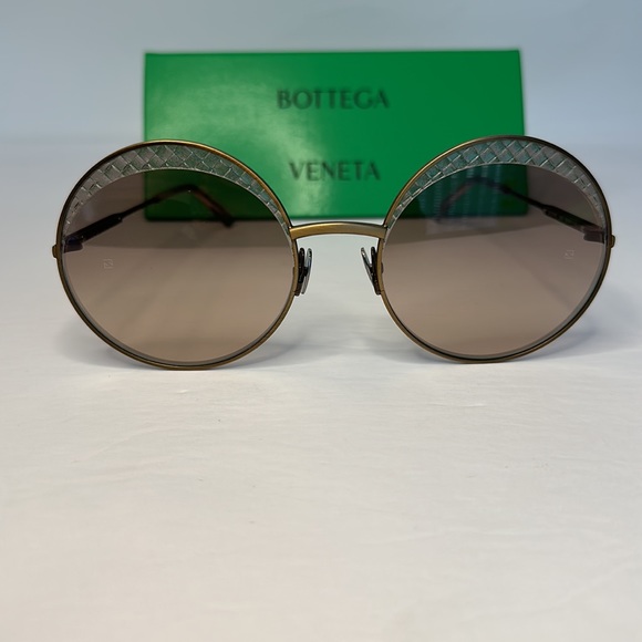 BV0190S Sunglasses by Bottega Veneta™. Shape: Round, Material: Metal, Frame - Picture 3 of 15